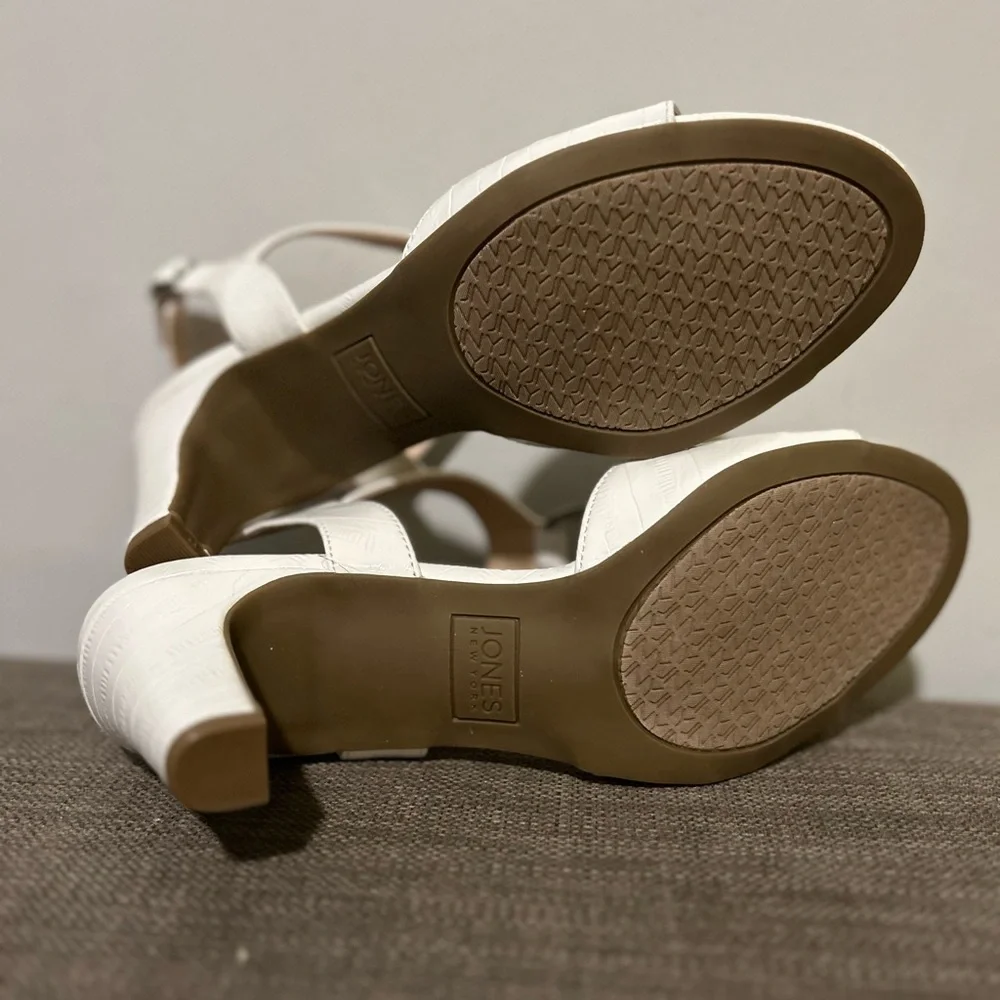 Jones New York Elegant White Sandals with Silver Accent - Picture 11 of 14